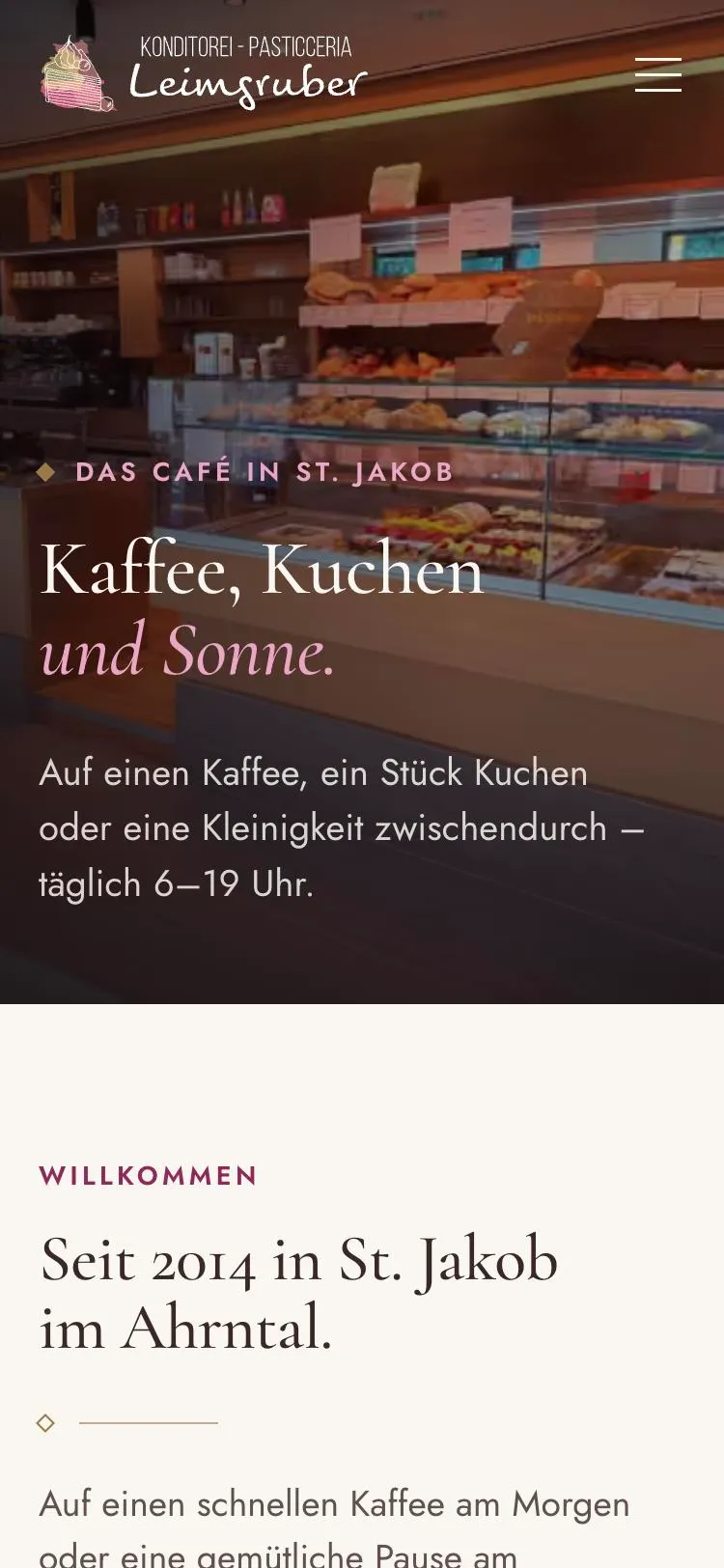 Pagina del caffè sul telefono: «Kaffee, Kuchen und Sonne.» sopra la vetrina