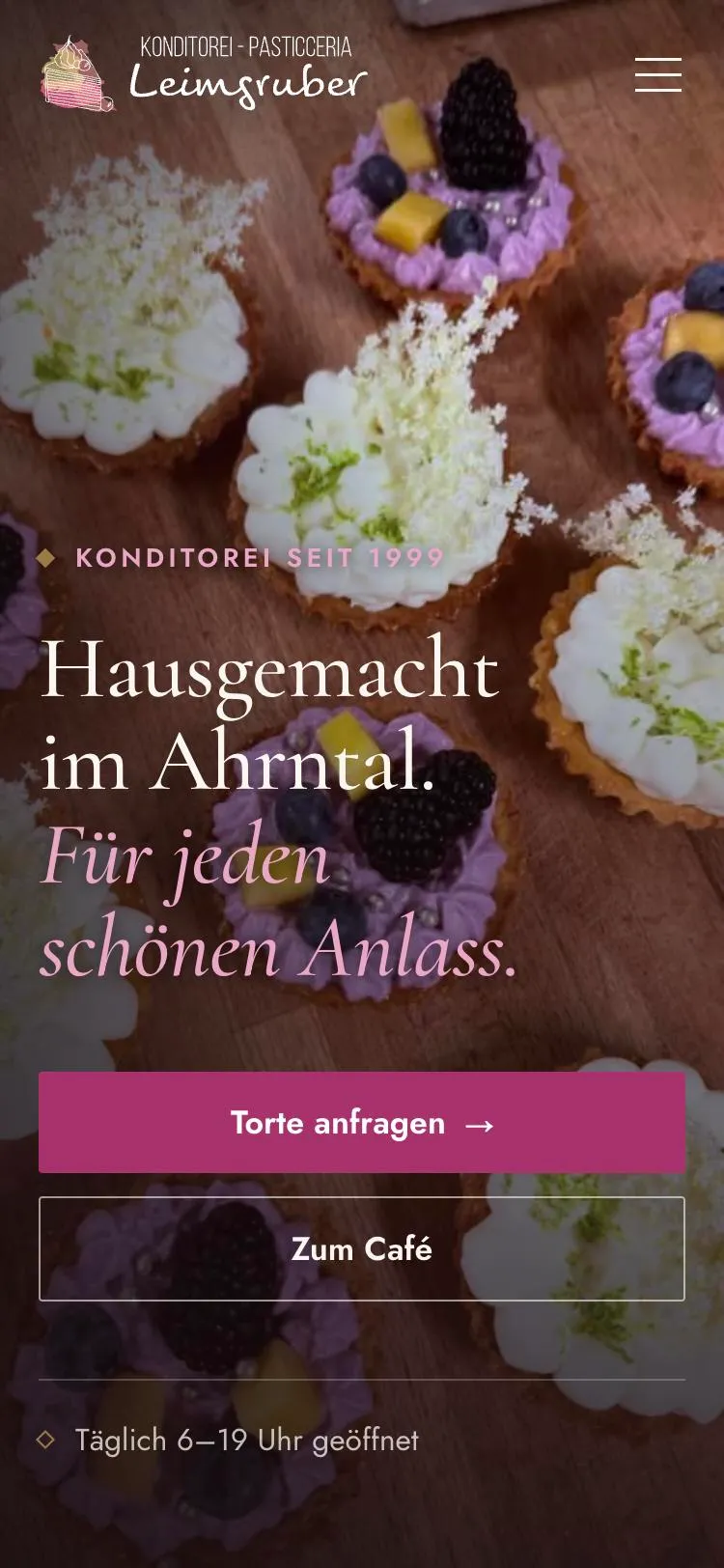 Startseite der Konditorei Leimgruber am Handy: „Hausgemacht im Ahrntal. Für jeden schönen Anlass.“ über Törtchen mit Beeren