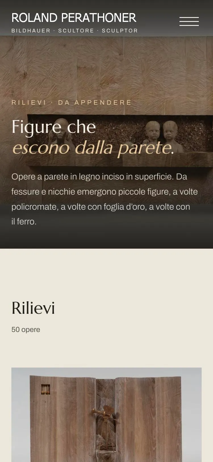 Pagina Rilievi sul telefono: «Figure che escono dalla parete.» sopra un rilievo in legno