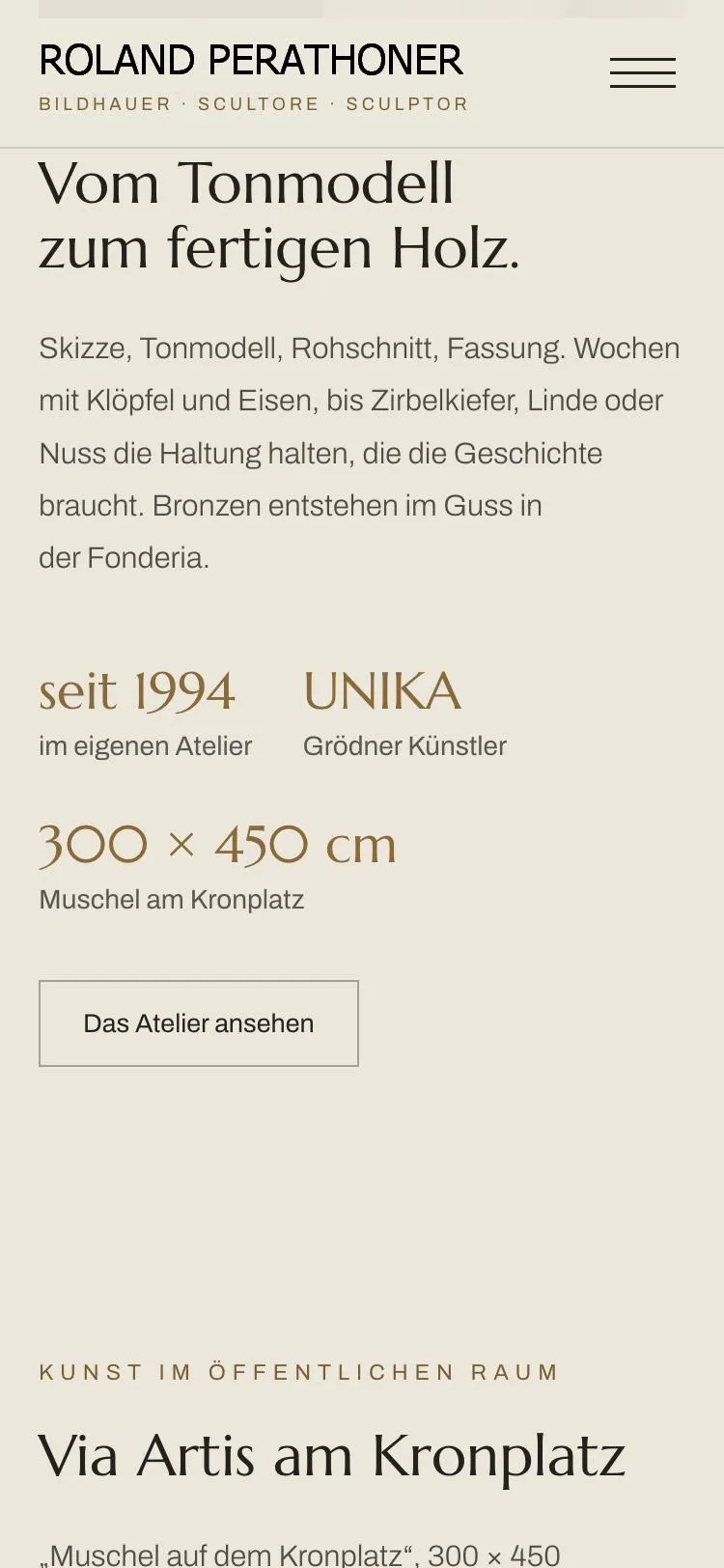 Home sul telefono: «Vom Tonmodell zum fertigen Holz.» con «seit 1994», «UNIKA» e «300 × 450 cm»